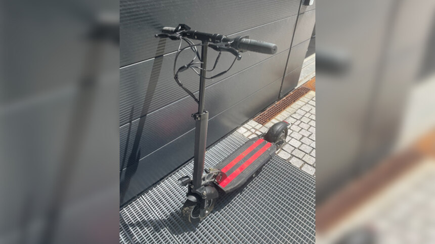 E-Scooter Marke Temu schwarz mit zwei roten Streifen