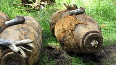 Bombenfund, Bomben nebeneinander auf einer Wiese