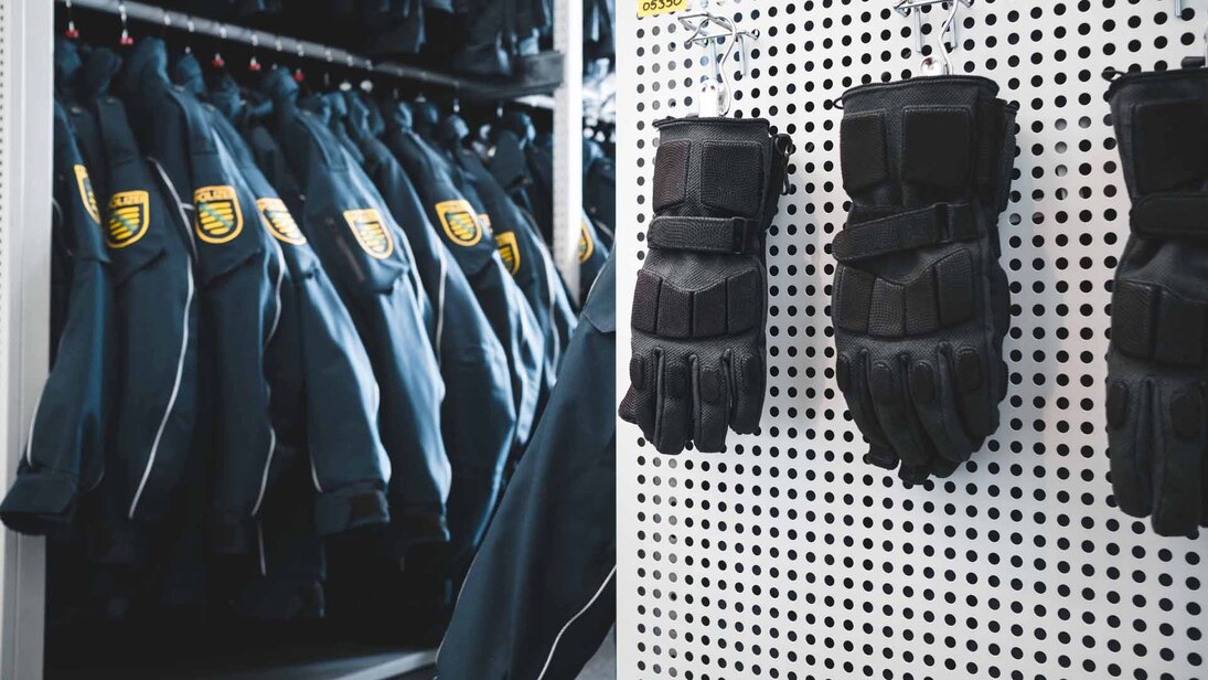 Polizeijacke und Handschuhe