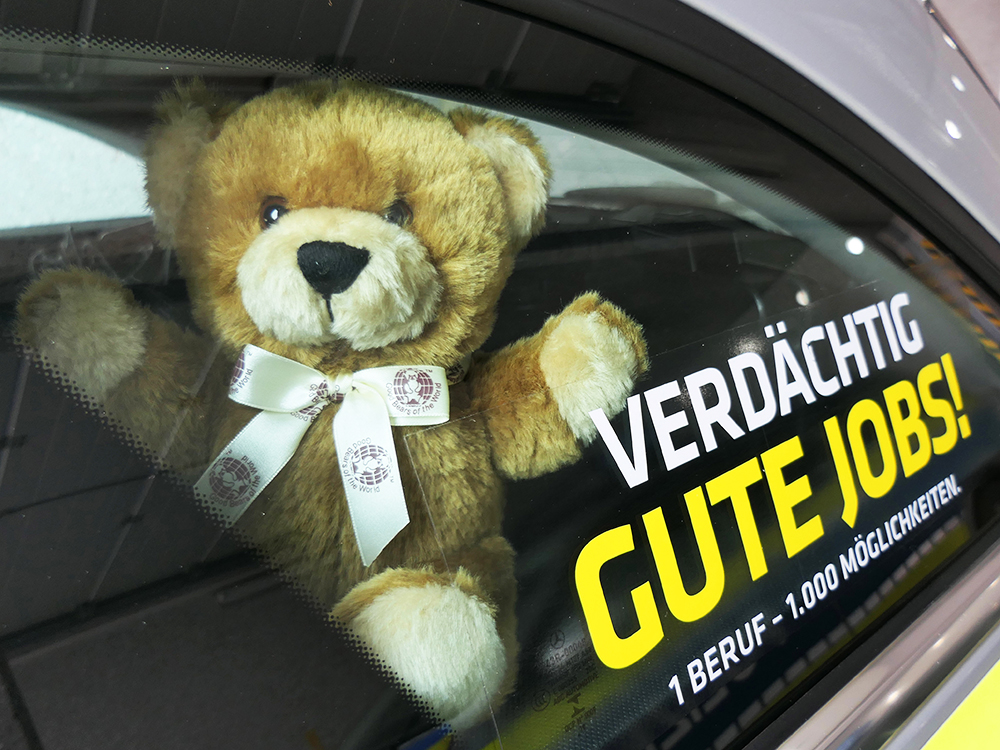 Teddy in Streifenwagen