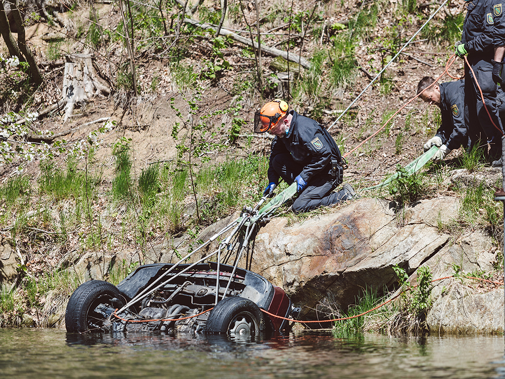 Auto hängt an Seil im See