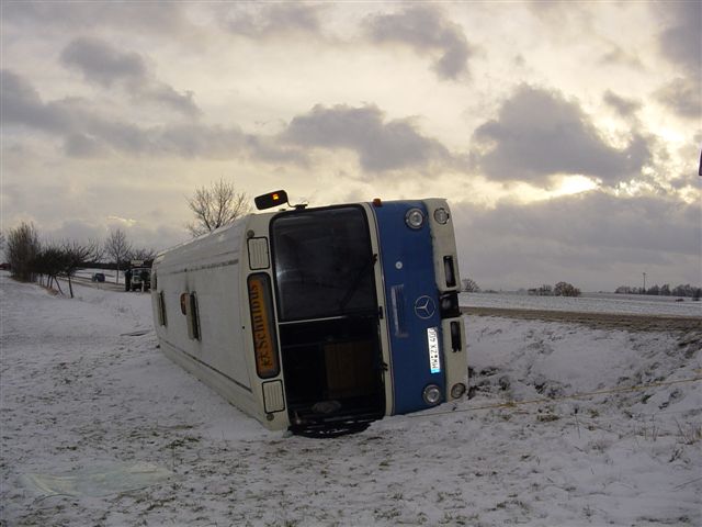 Schulbusunfall im Winter 2003/2004 mit mehreren verletzten Kindern / Foto: PD C-E