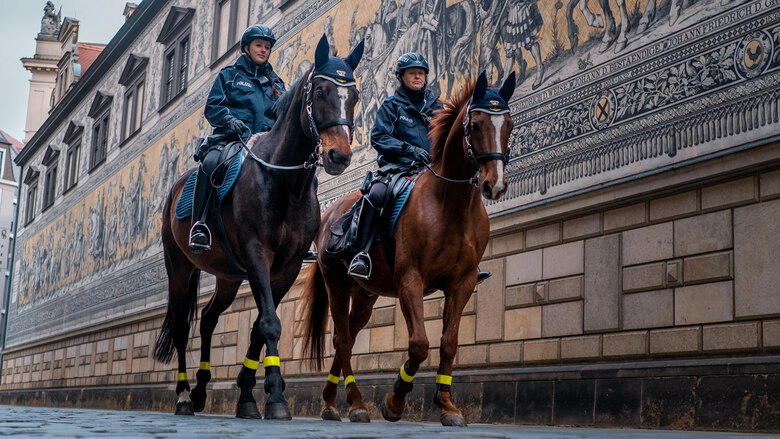 Reiterstaffel reitet durch die Stadt