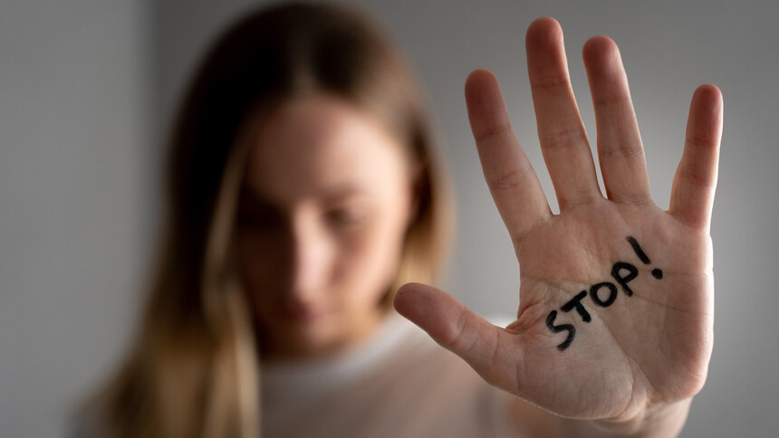 Frauenhand mit Aufschrift "Stop!"