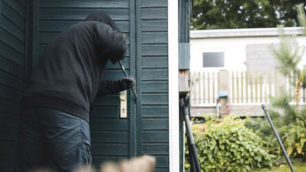 Einbrecher hebelt Tür von Gartenlaube auf