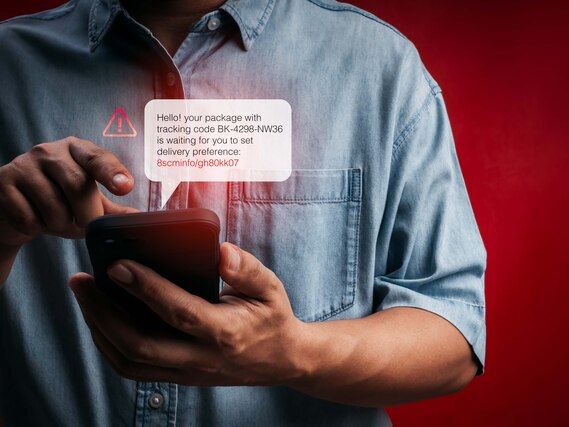 Eine gefälschte Nachricht geht auf einem Smartphone ein.