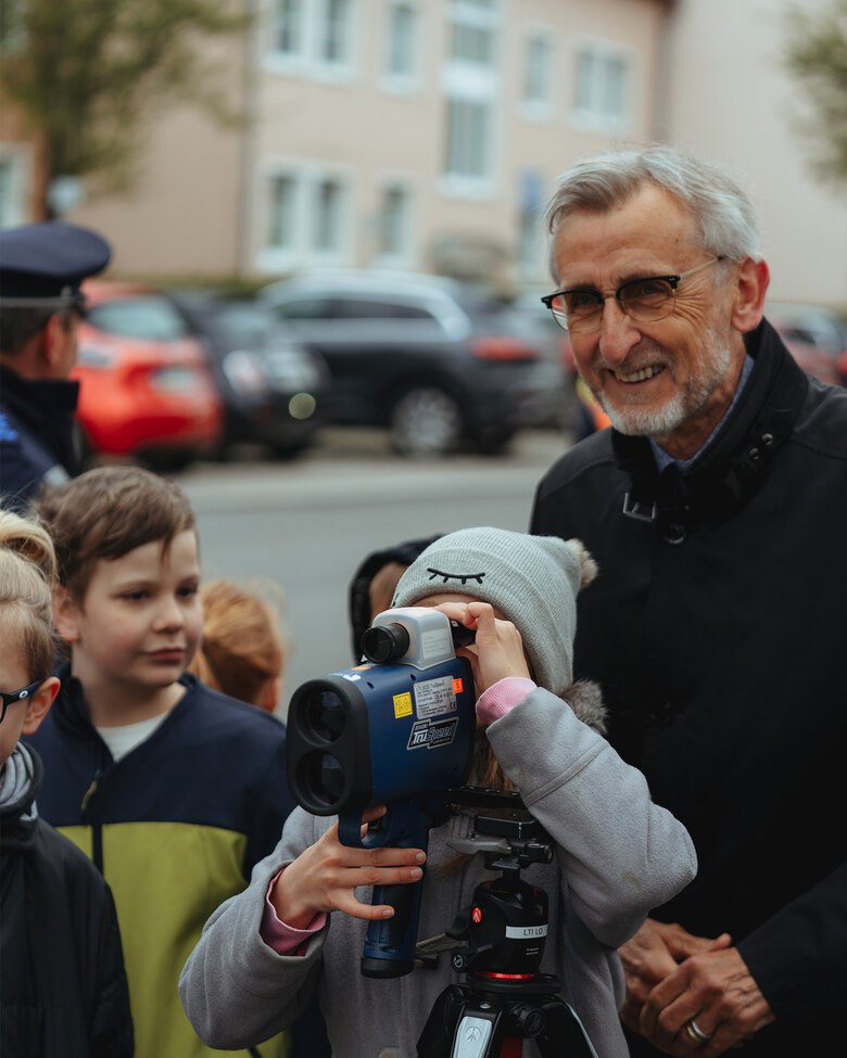 Staatsminister Armin Schuster unterstützt die Aktion »Blitz für Kids« 2026.