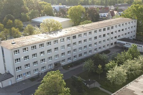Eine Drohnenaufnahme vom PVA-Hauptsitz zeigt das Gebäude von oben.