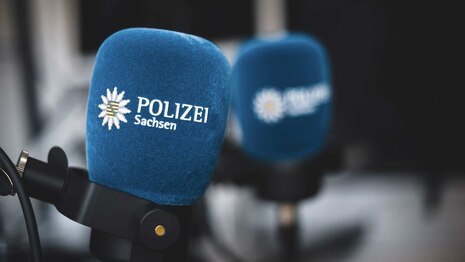 Das Themenbild zeigt zwei Podcast-Mikrofone mit Schriftzug der Polizei Sachsen. Hier informiert das Polizeipräsidium für Service und IT (PPSI) mit aktuellen Meldungen und News über seine Arbeit.