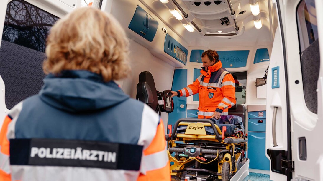 Eine Polizeiärztin und ein Notfallsanitäter im Einsatzfahrzeug. Der Polizeiärztliche Dienst arbeitet im Polizeipräsidium für Service und IT (PPSI) und ist Teil des Gesundheitsmanagements der sächsischen Polizei.