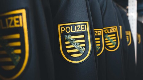 In der Bekleidungskammer beim Polizeipräsidium für Service und IT (PPSI) werden Sachsens Polizistinnen und Polizisten mit ihrer Dienstbekleidung, den Polizeiuniformen, ausgestattet. Am Ärmel ist wie hier das Wappen des Freistaates Sachsen.
