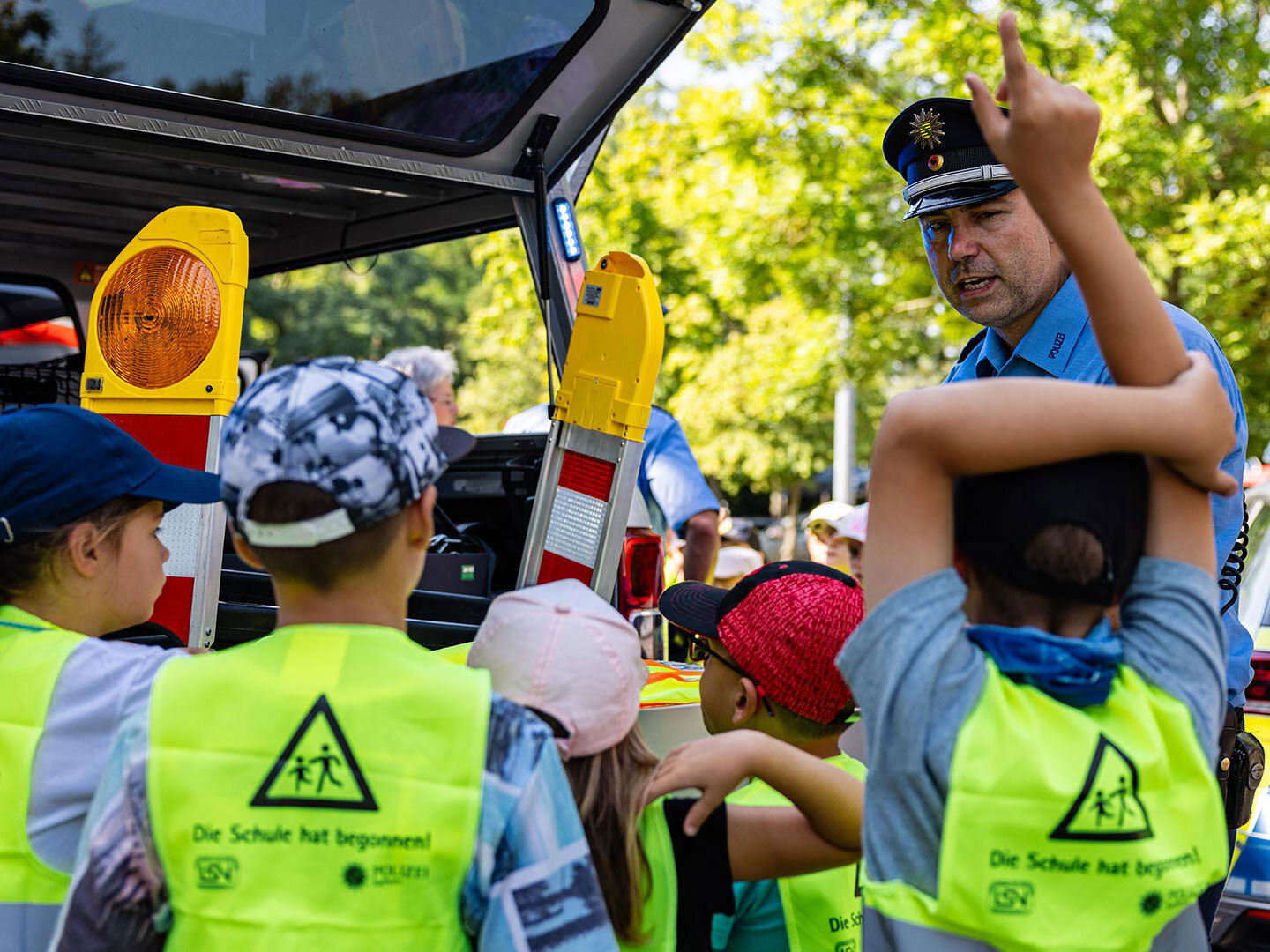 Kinder bei der Aktion »Schule hat begonnen« stehen an einer Station