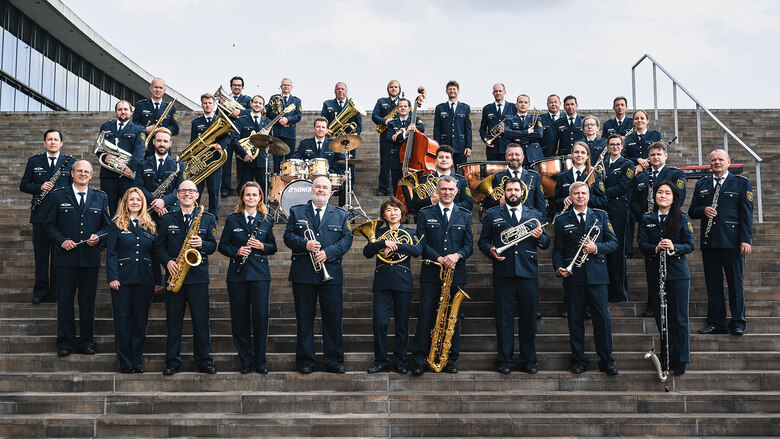 Die Musikerinnen und Musiker vom Polizeiorchester haben sich für ein Gruppenbild mit ihren Instrumenten versammelt. Das Polizeiorchester Sachsen spielt pro Jahr bei etwa 200 Veranstaltungen.