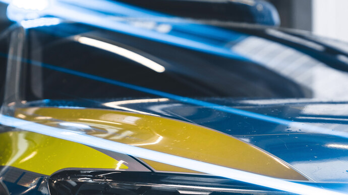 Das Blaulicht eines blau-gelben Polizeistreifenwagens.