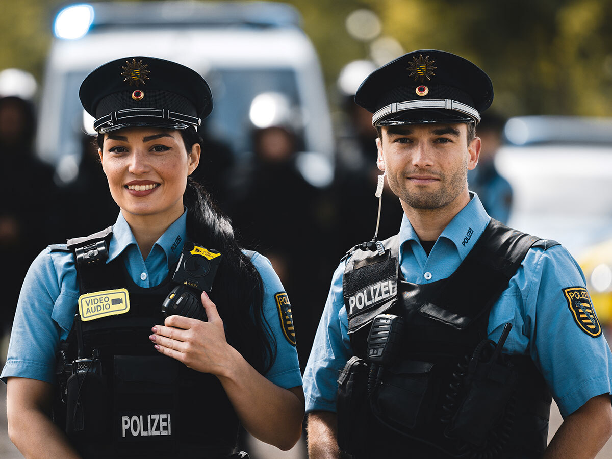 Eine Kollegin und ein Kollege der Polizei Sachsen.