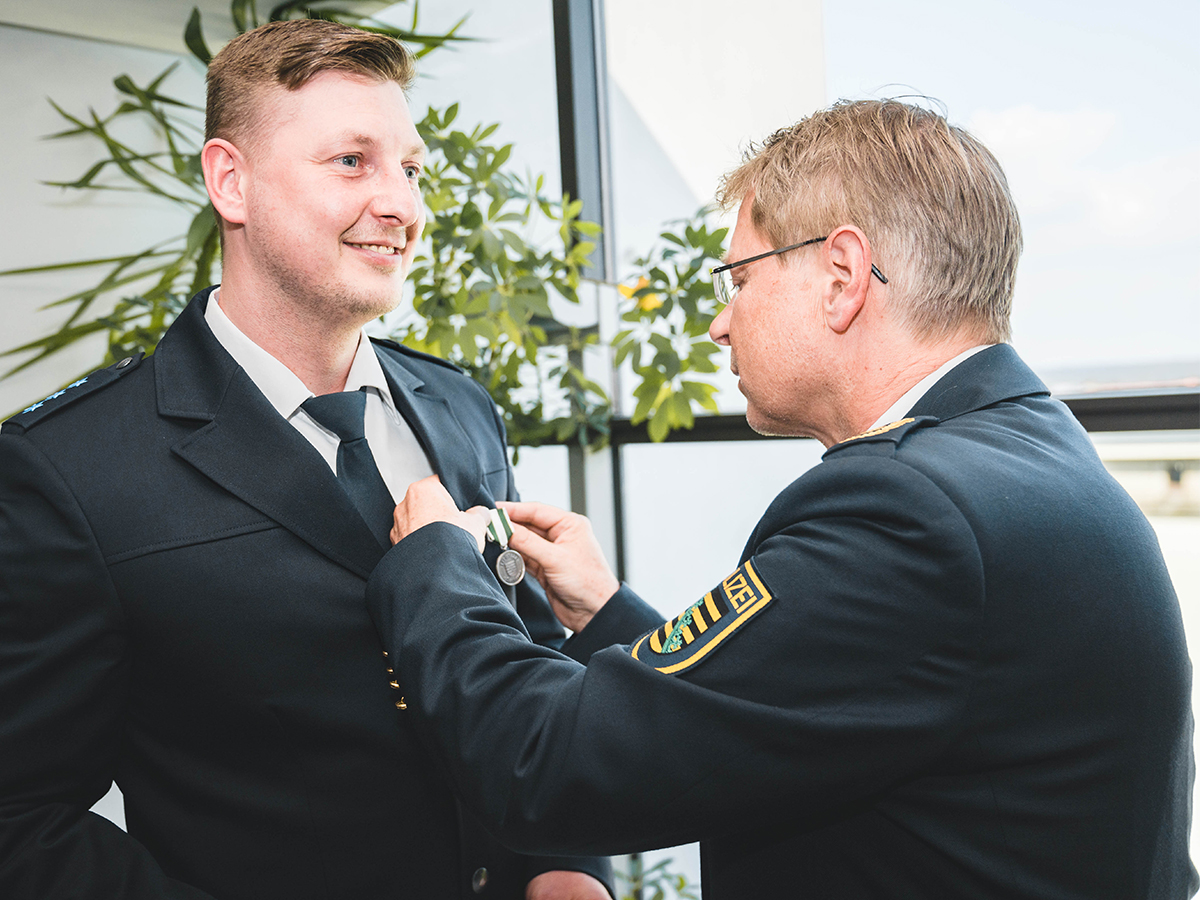 Polizeiobermeister Mark Henschel erhält Ehrung