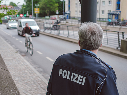 Ein Polizist kontrolliert den Verkehr