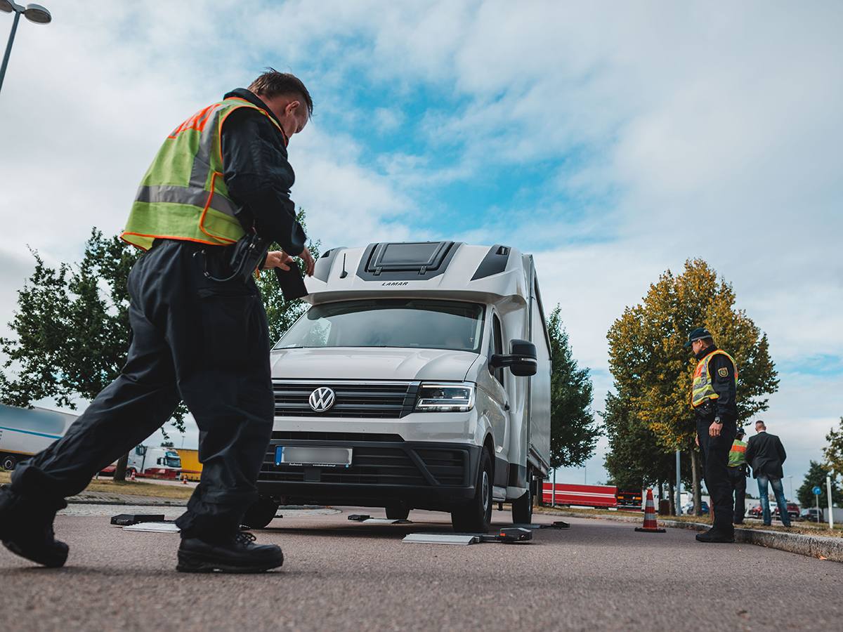 Polizisten kontrollieren ein Wohnmobil.