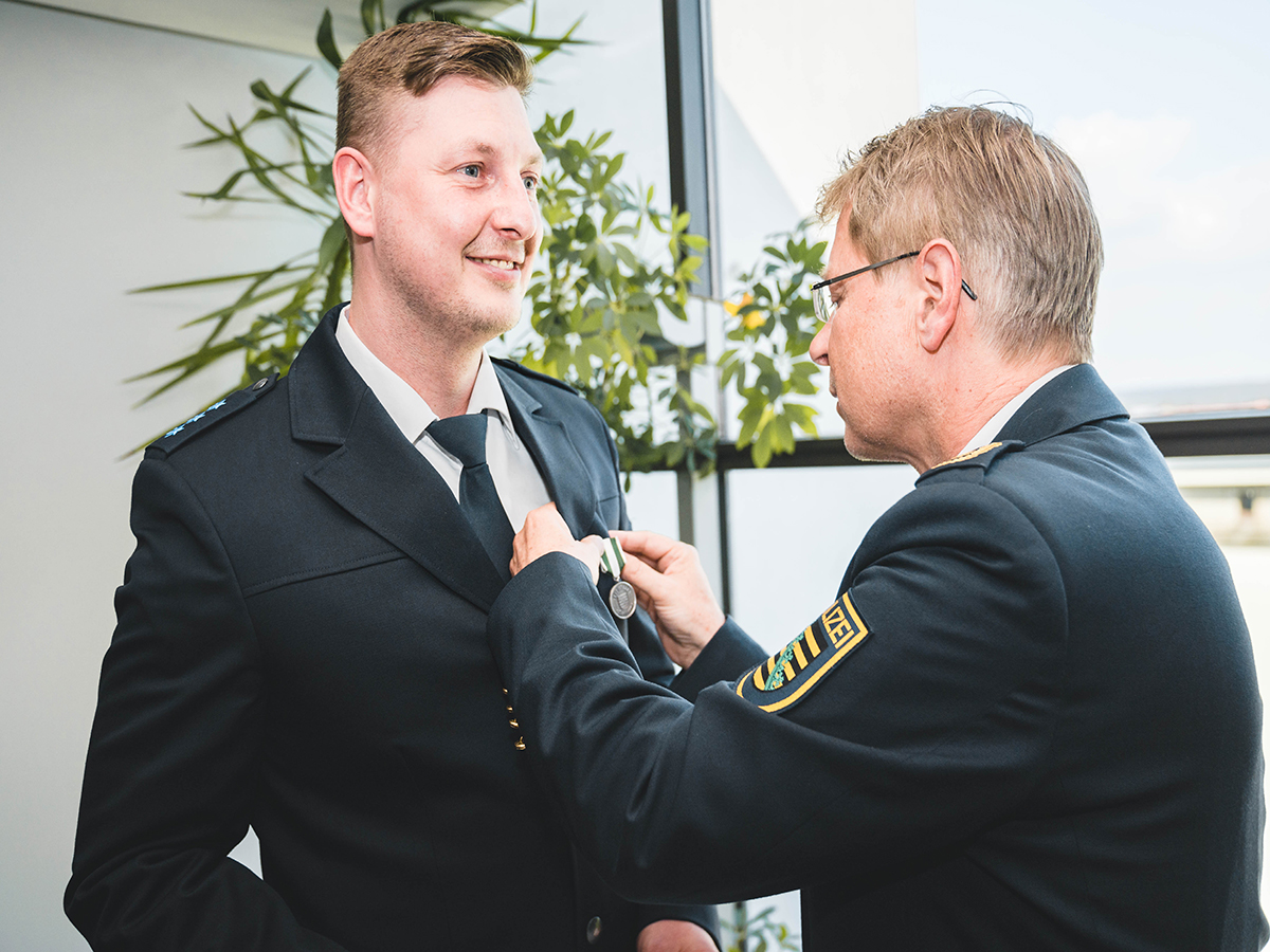 Polizeiobermeister Marc Henschel wird geehrt