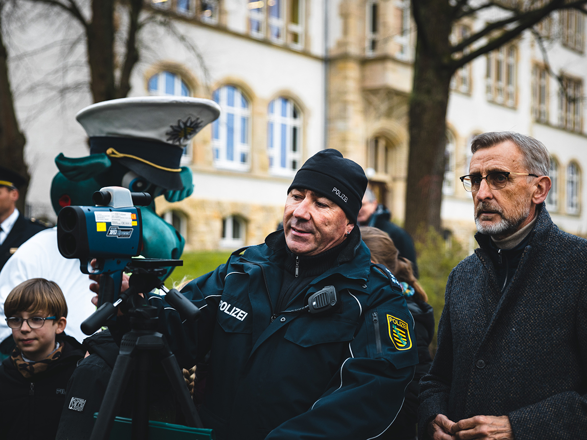 Staatsminister Armin Schuster vor Ort