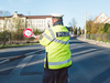 Polizist mit Kelle steht auf Straße