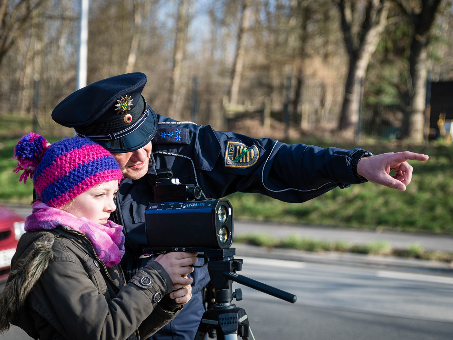 Polizist und Schülerin