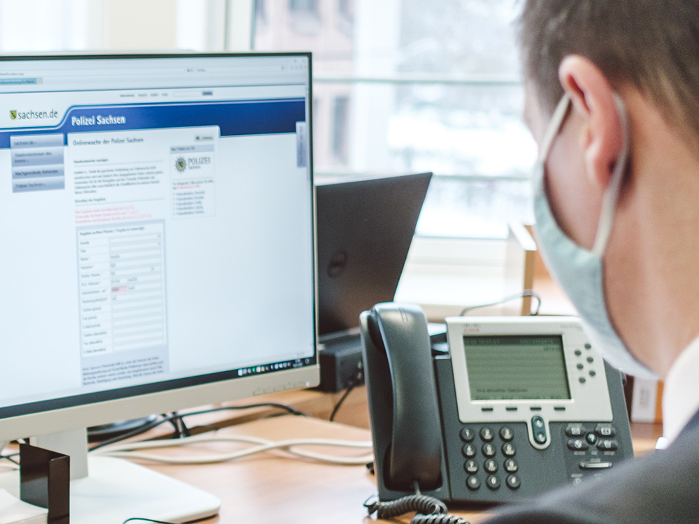 Onlinewache der Polizei Sachsen auf einem Monitor