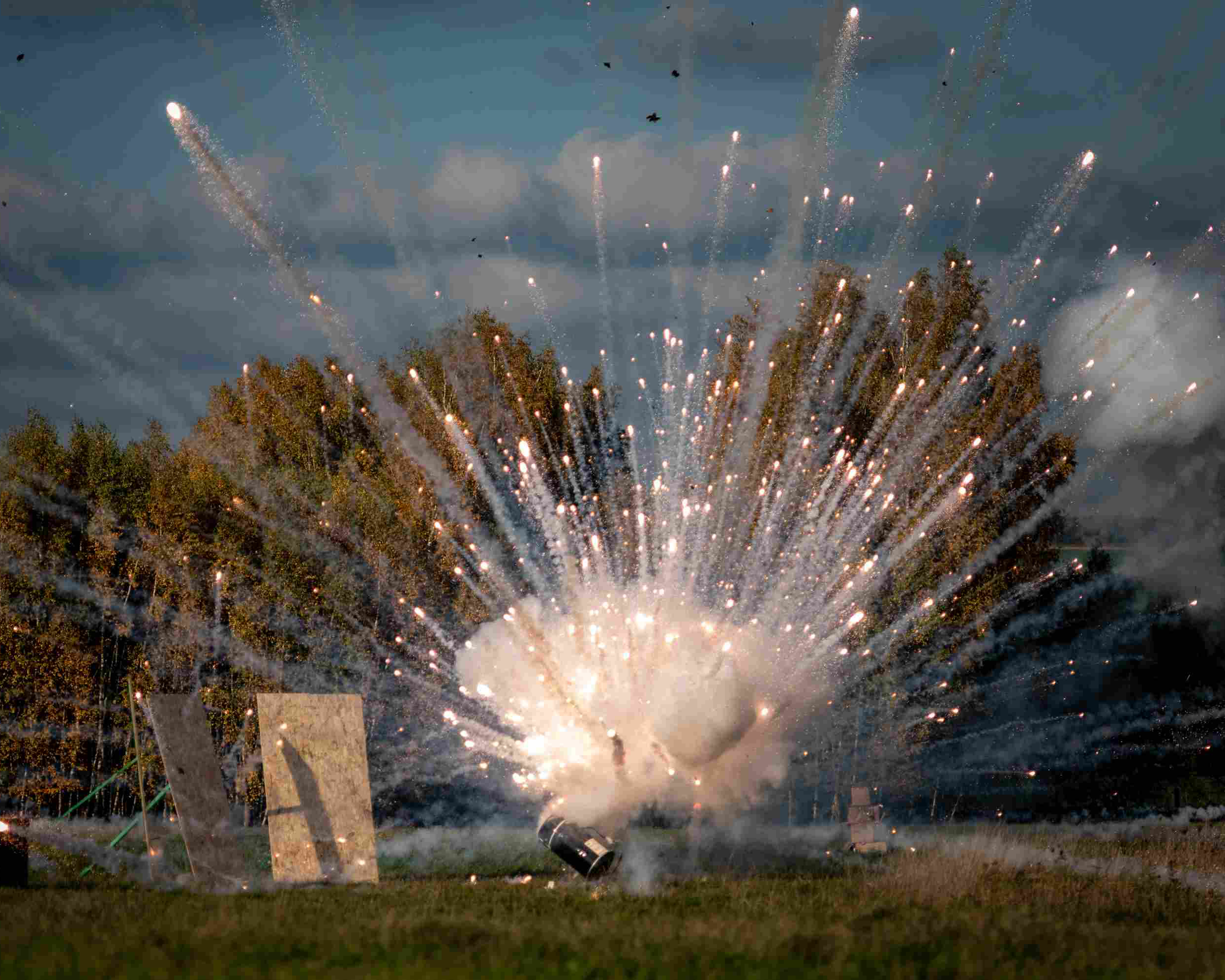 Explosion auf der Wiese