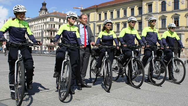 Innenminister mit Fahrradstaffel