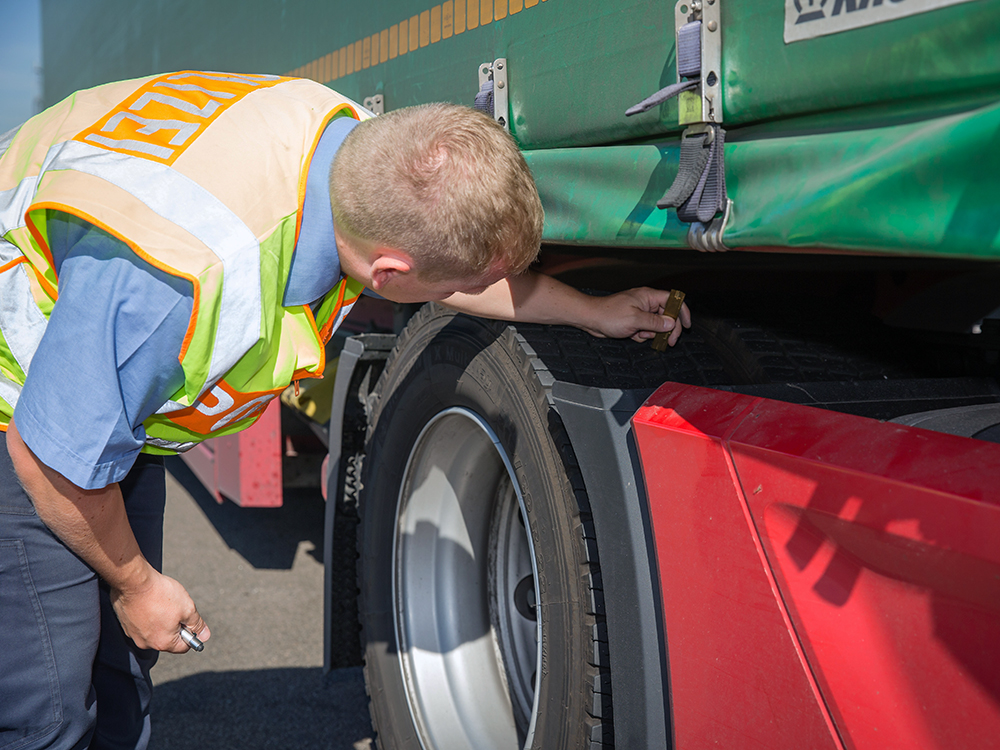 Polizist untersucht Lkw