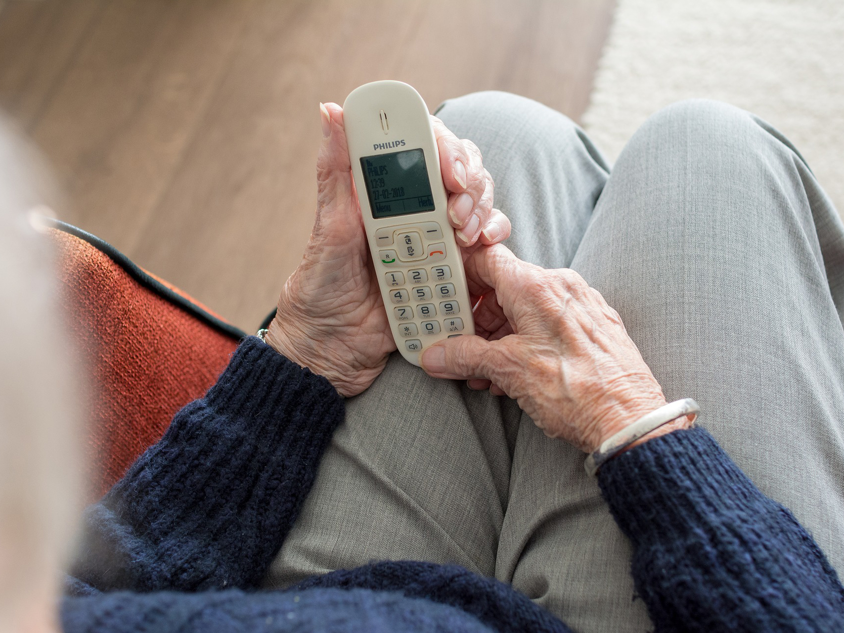 Eine Seniorin am Telefon