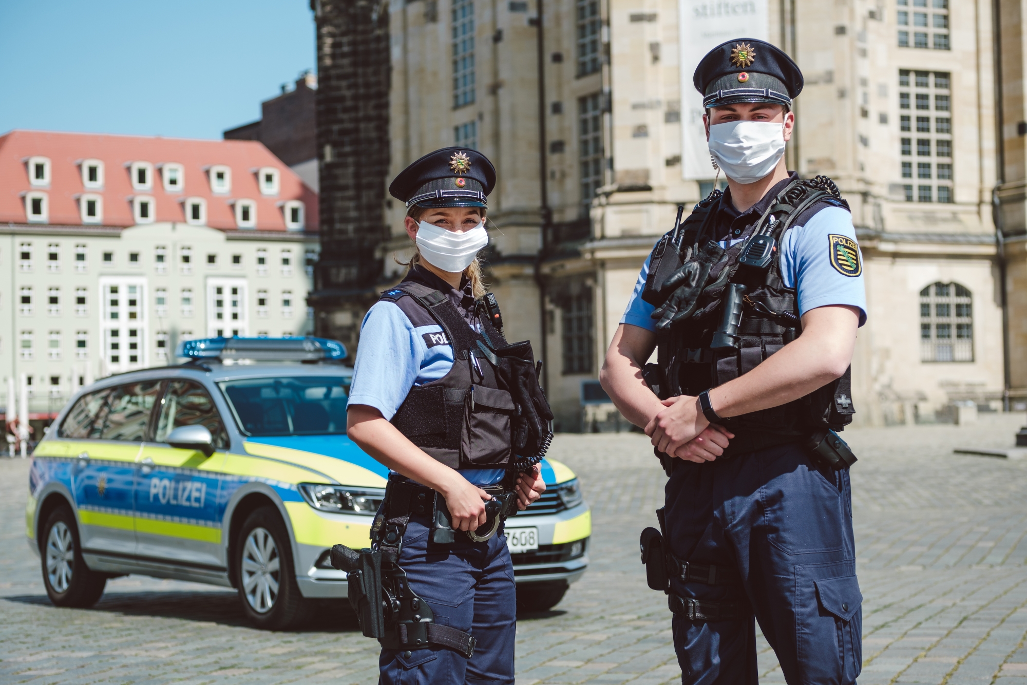 Polizeibeamte mit Community-Maske