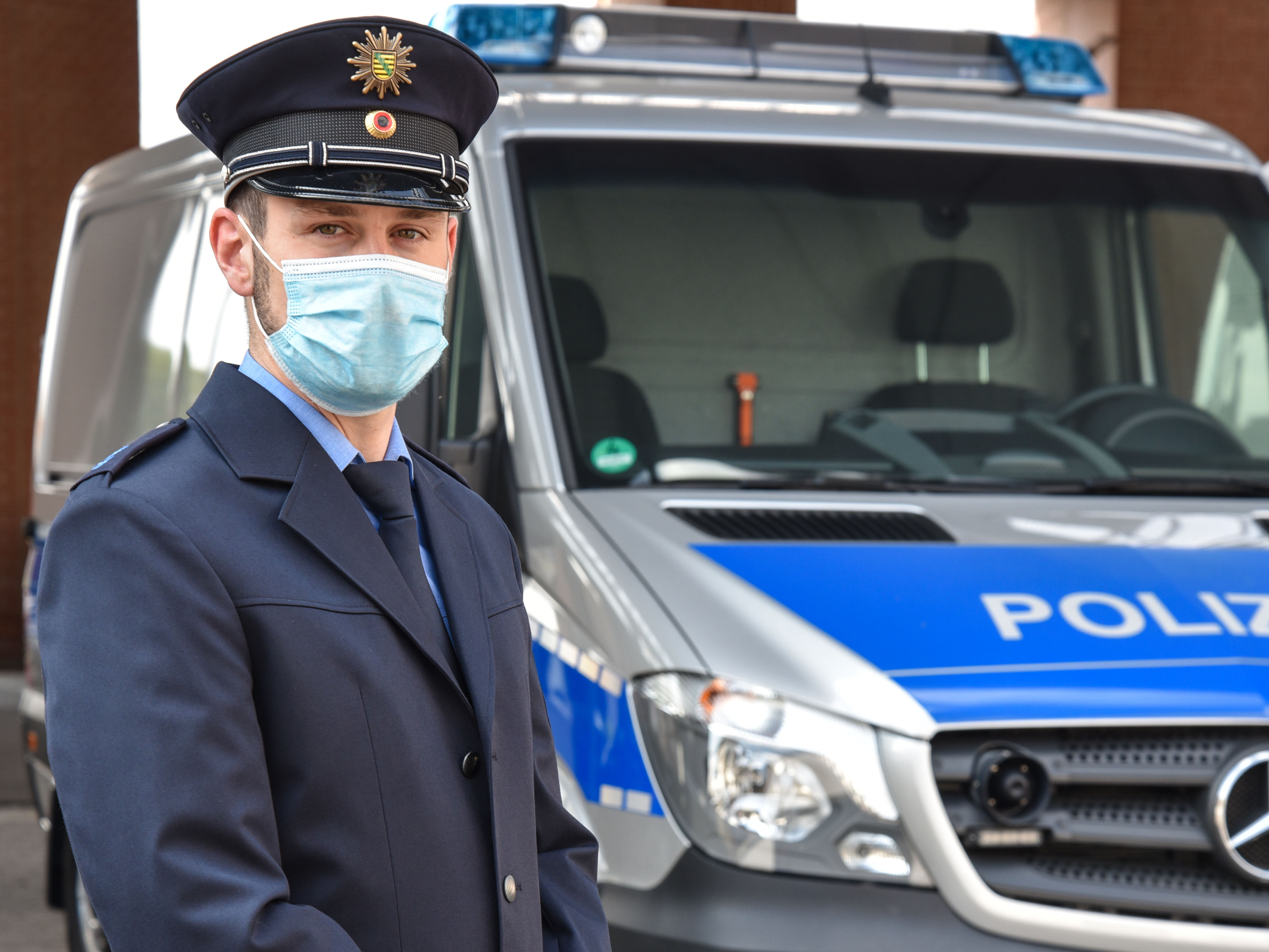 Polizist mit Mundschutz