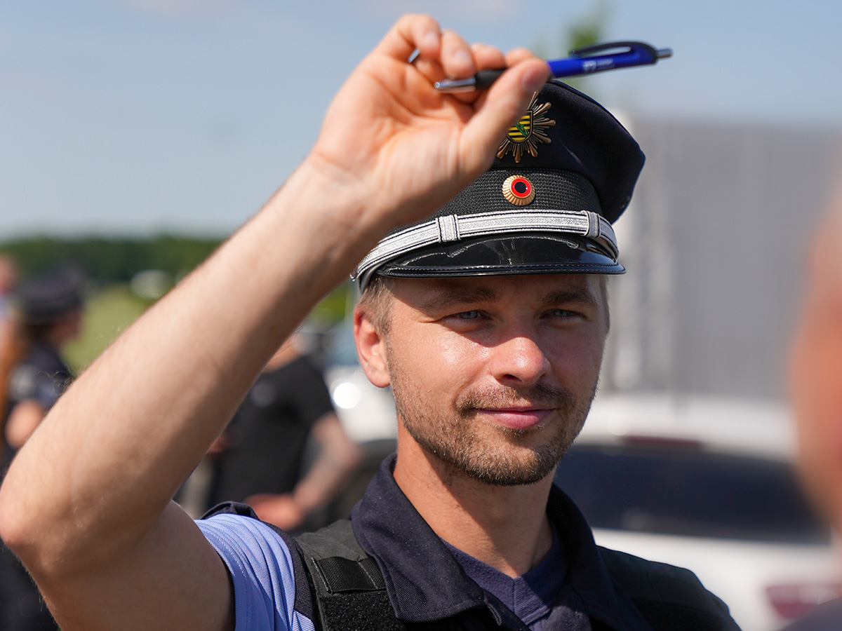 Ein Polizist bei einer Verkehrskontrolle