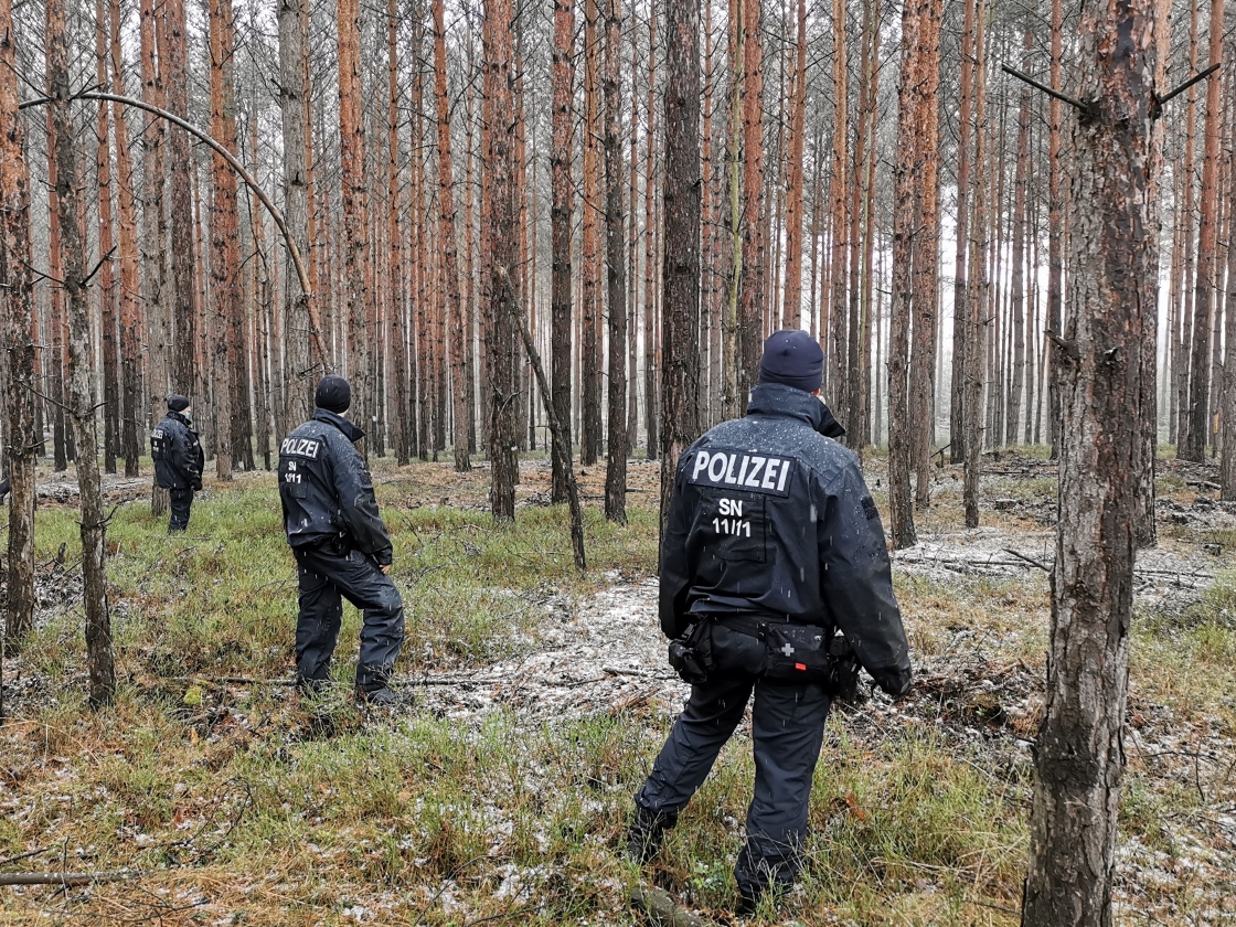 Polizisten durchsuchen den Wald