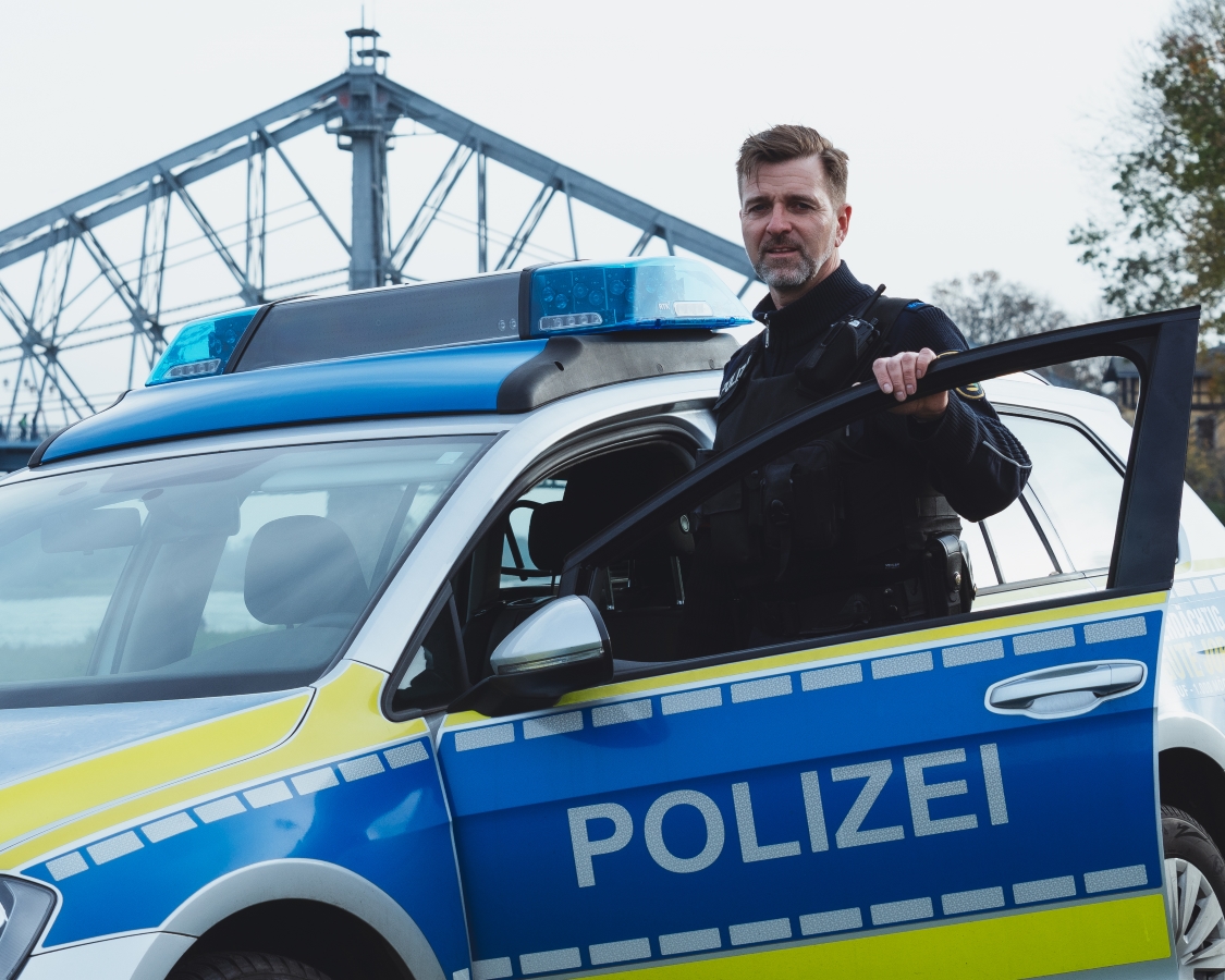 Polizist rettet Frau aus der Elbe