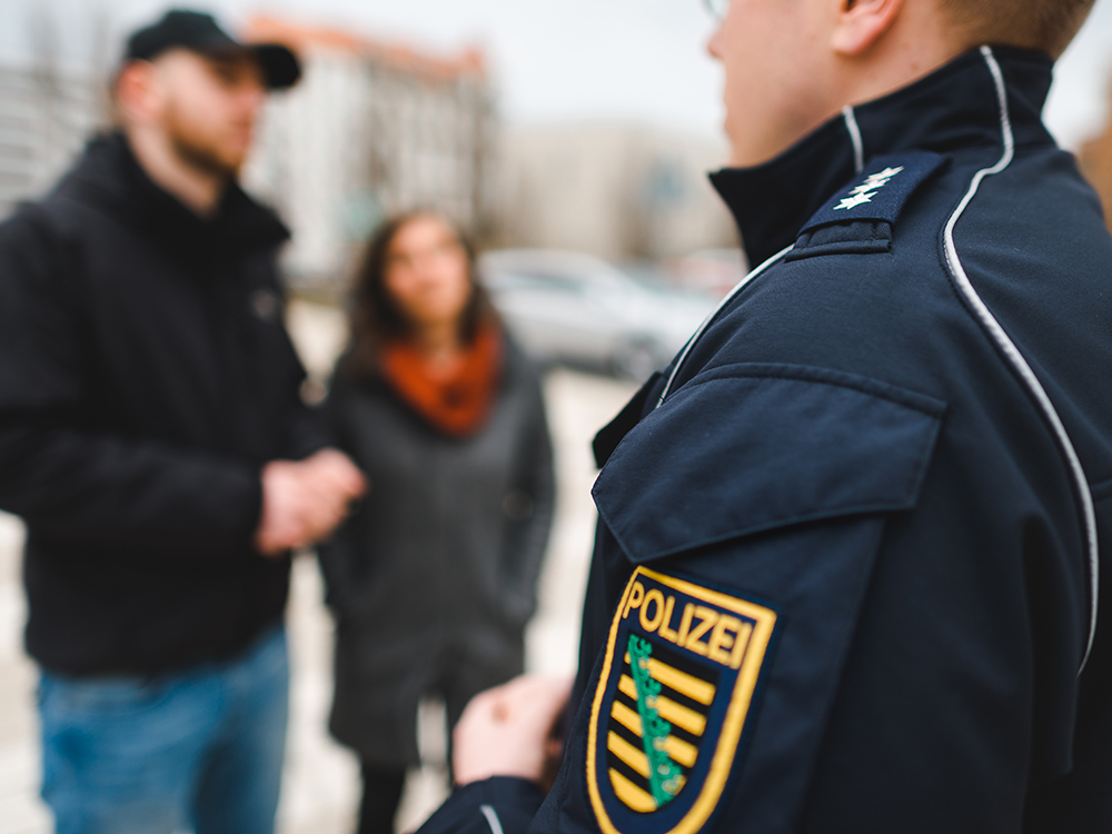 Bürgerpolizist im Gespräch mit einem Paar