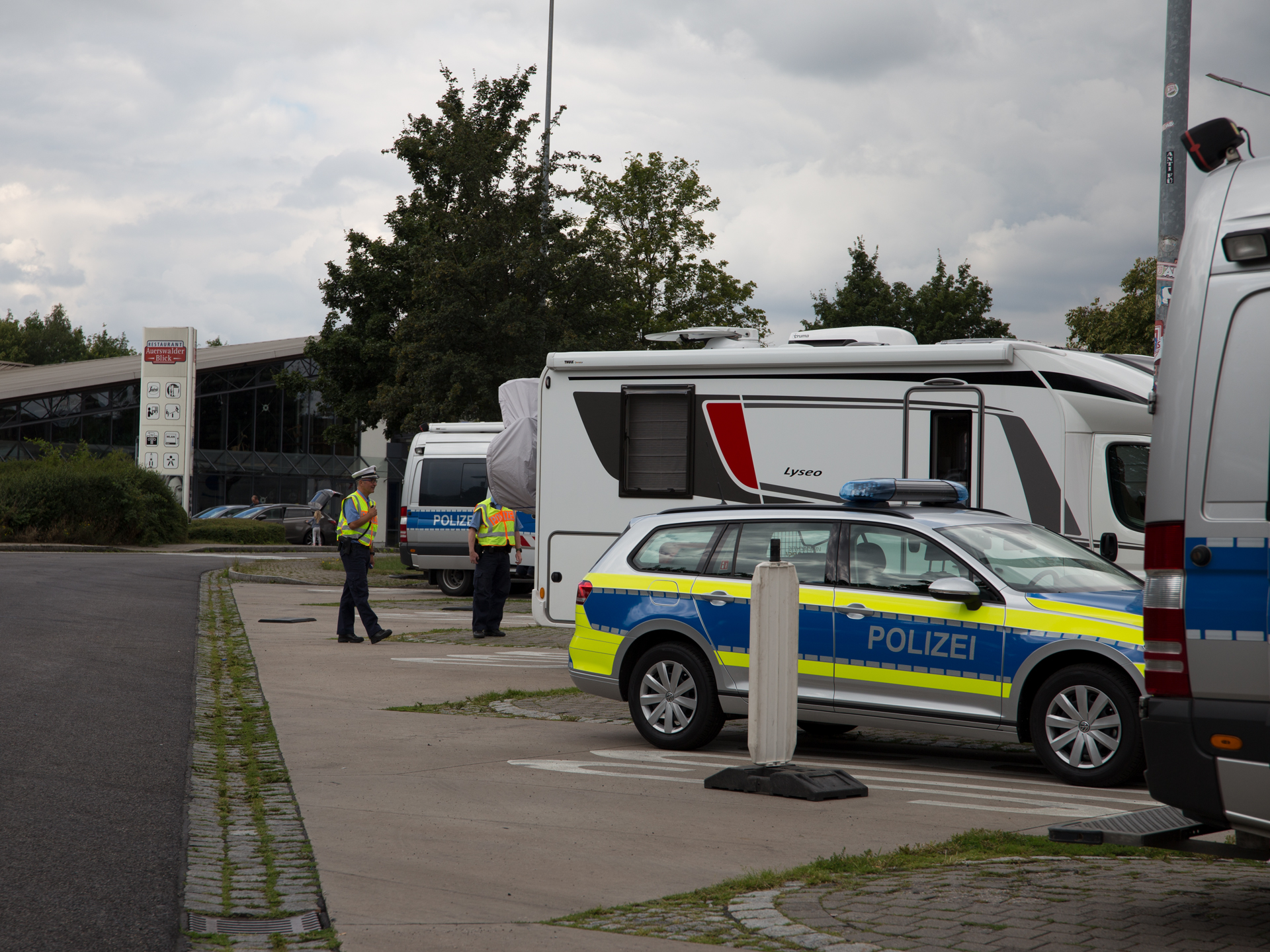 Polizisten kontrollieren Wohnwagen