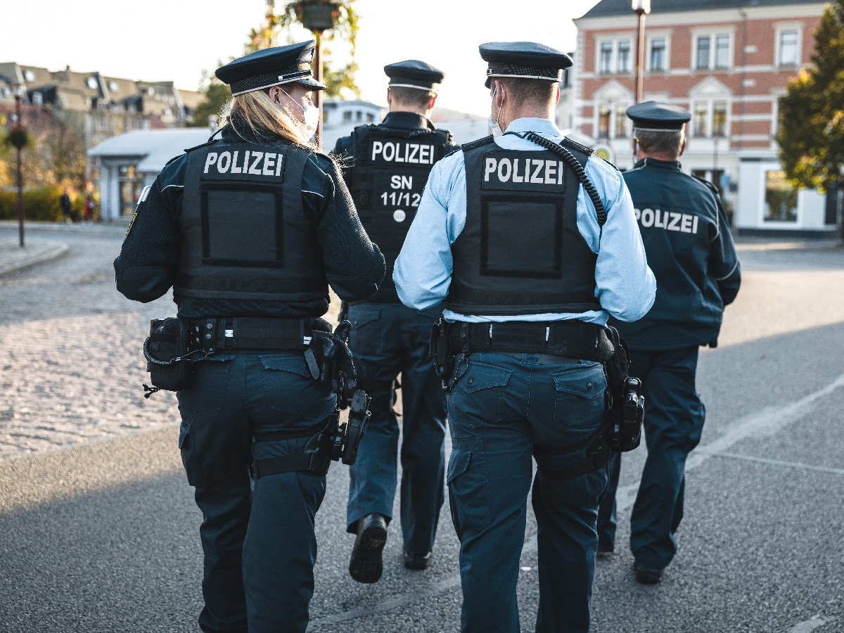 Vier Polizeibedienstete bei Kontrollen