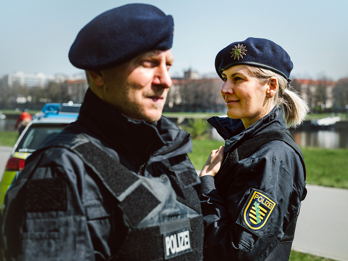 Polizistin und Polizist mit dem blauen Barett