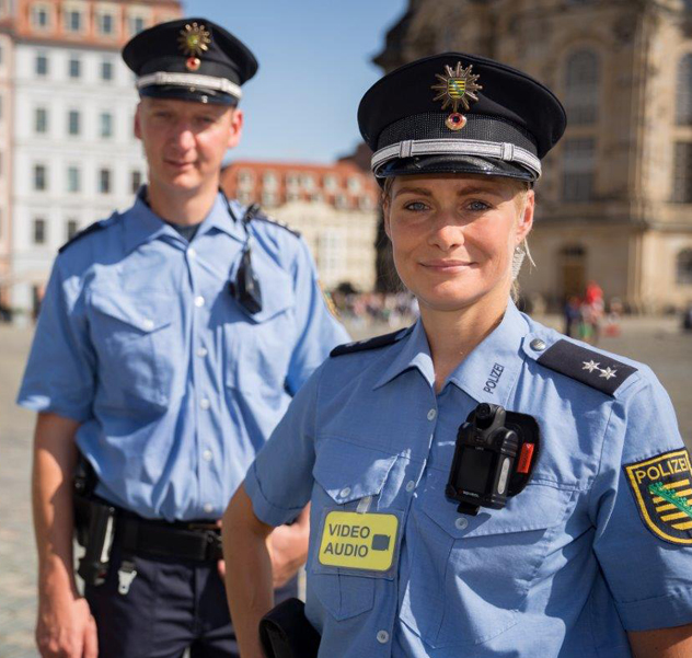 Polizeibeamtin mit Body-Cam 