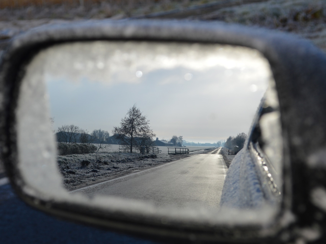 Gefrorener Spiegel eines Autos