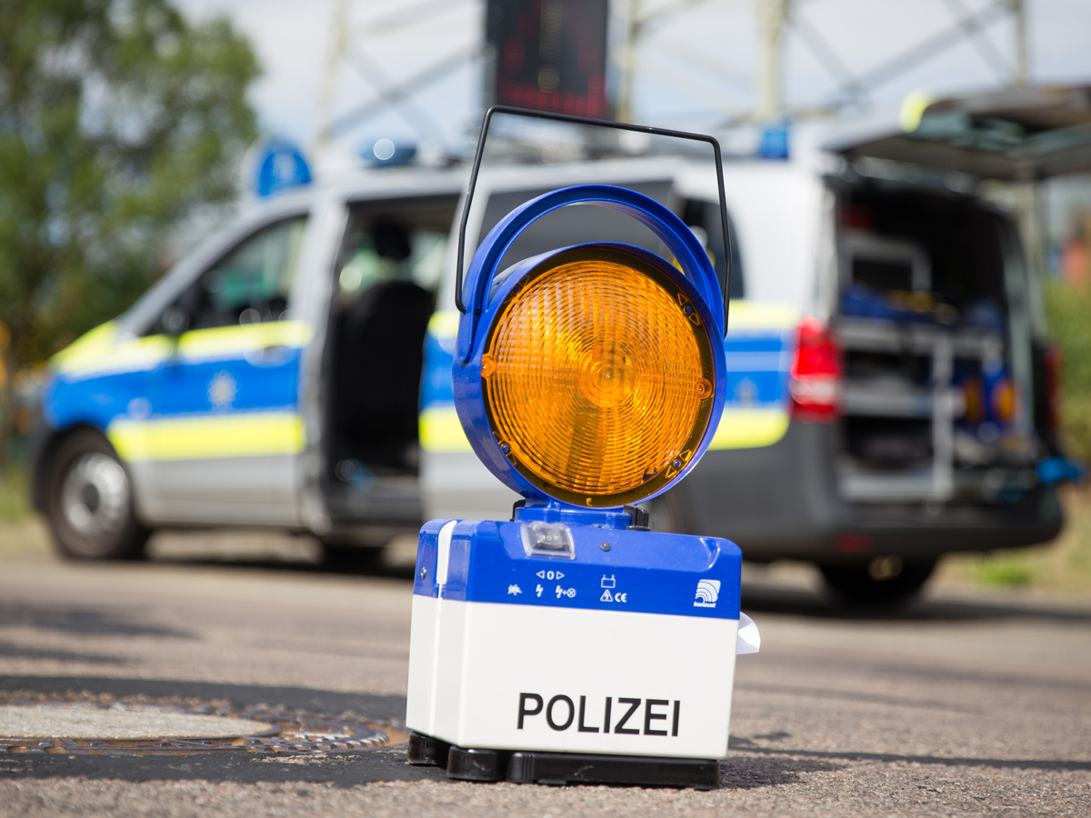 Warnleuchte vor Polizeiauto