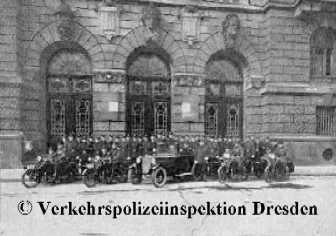Die Verkehrspolizei 1925 vor dem Polizeipräsidium Schießgasse