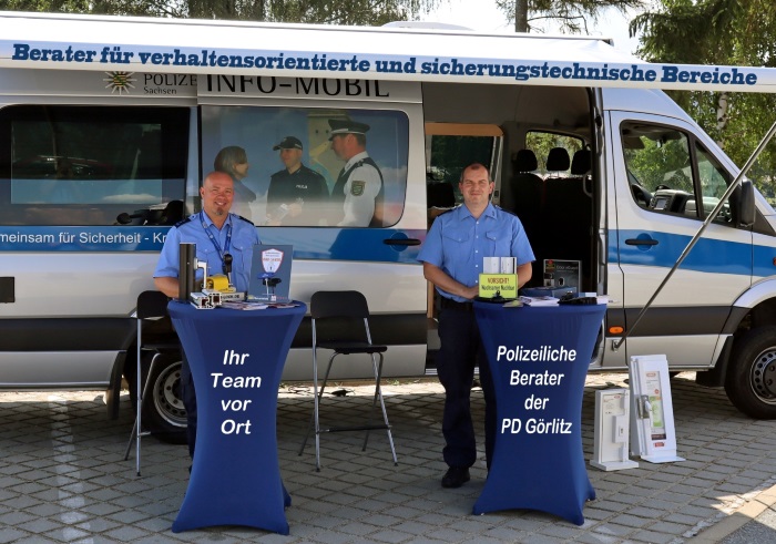 Foto des Beraterteams vor dem Infomobil