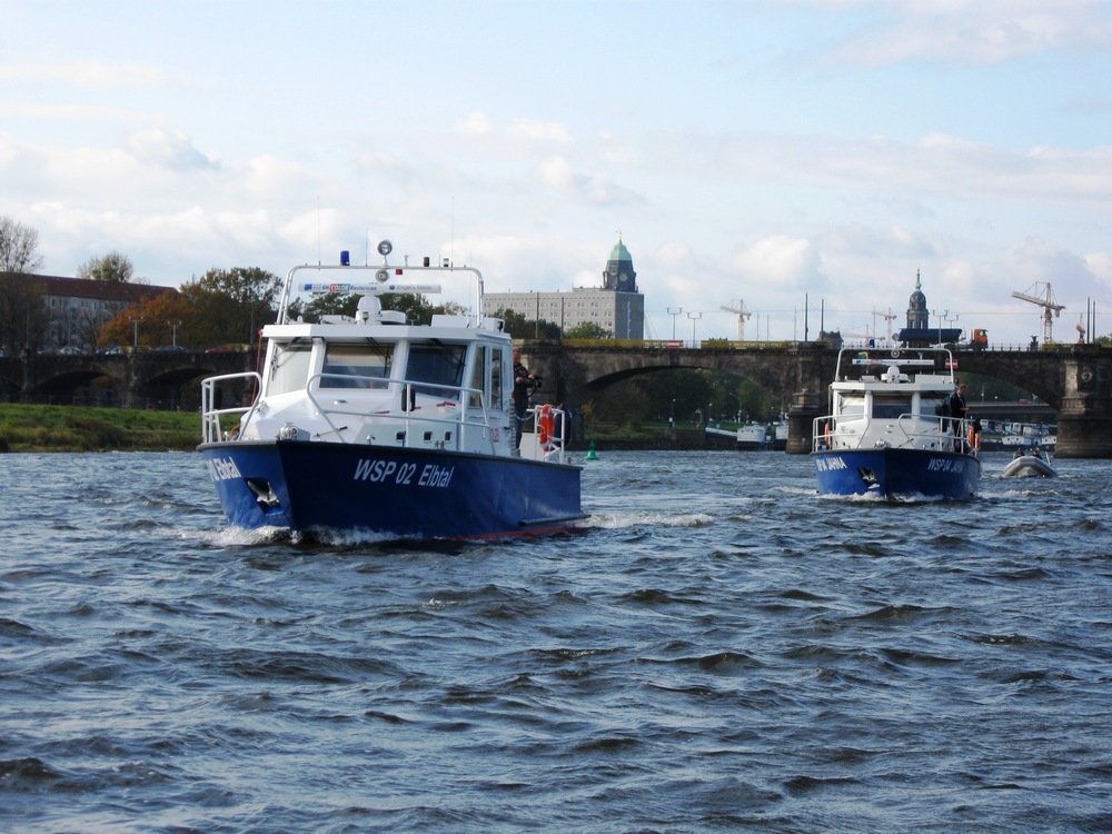 große Streifenboote auf der Elbe bei Dresden