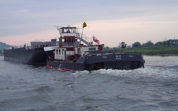 Schubverband auf der Elbe