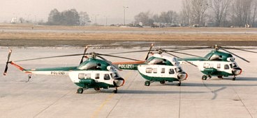 Die Mi 2 "Romeo", "Golf" und "Juliet" auf dem Hubschrauberlandeplatz