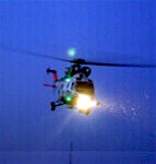 Hubschrauberflug bei Nacht mit Suchscheinwerfer