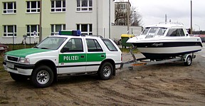 kleines Einsatzboot mit Trailer und Opel Frontera